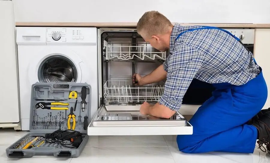 Pursaklar Ariston servisi teknisyen ekibi beyaz eşya tamiri yaparken